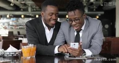 非洲人朋友在咖啡馆<strong>聊天</strong>, 在智能手机上一起看照片